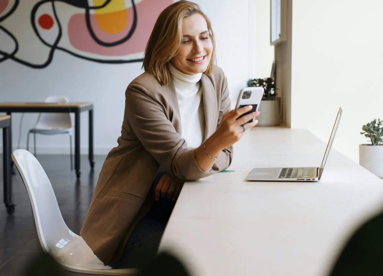 Corretor de planos de saúde em atendimento personalizado a uma cliente